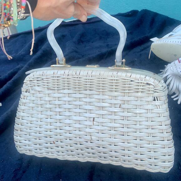 VINTAGE 50's/60's WICKER, MOTHER OF PEARL & LUCITE BASKETWEAVE FRAME HANDBAG - Picture 3 of 13